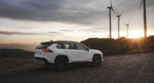 4 Sterne: Toyota RAV4 Hybrid überzeugt im ADAC Ecotest